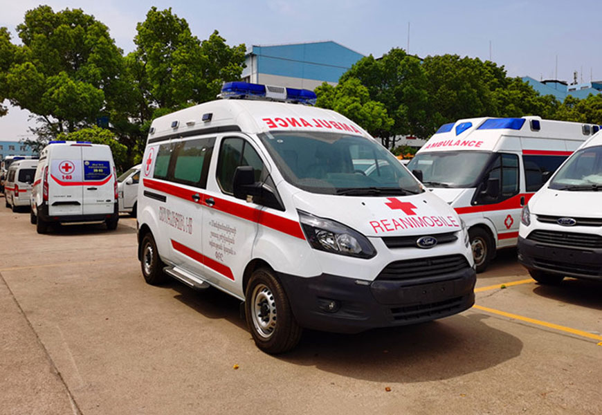 國(guó)六福特V362中軸中頂救護(hù)車(chē)