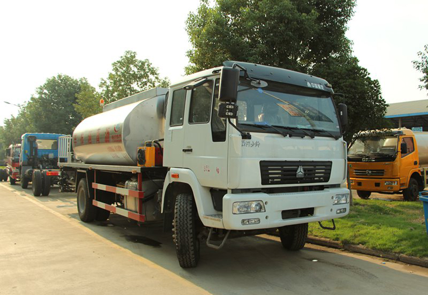 重汽8噸瀝青灑布車(chē)