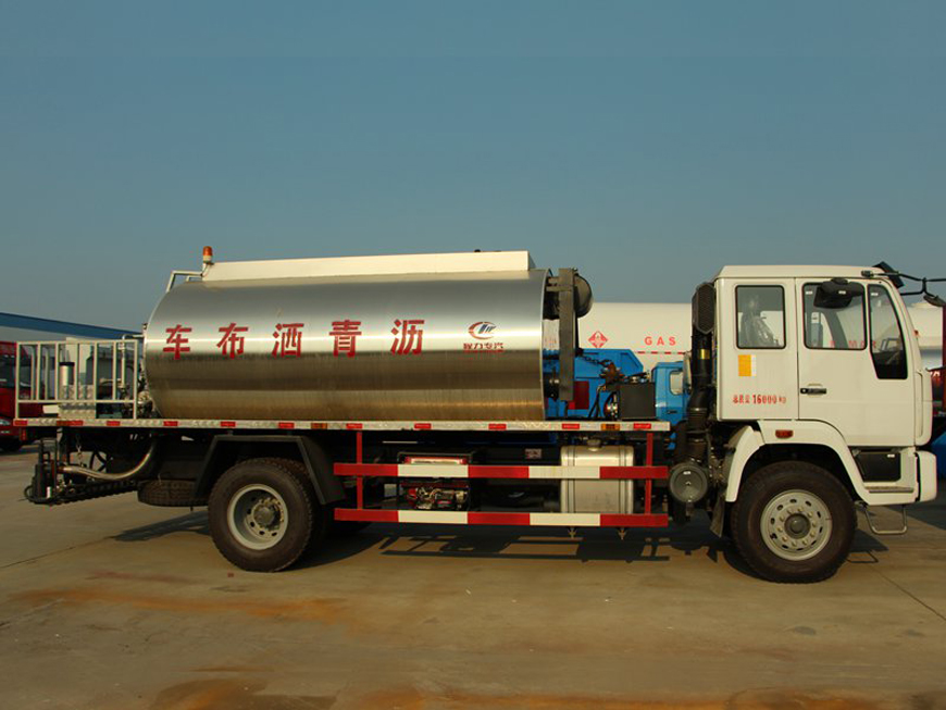 重汽8噸瀝青灑布車(chē)