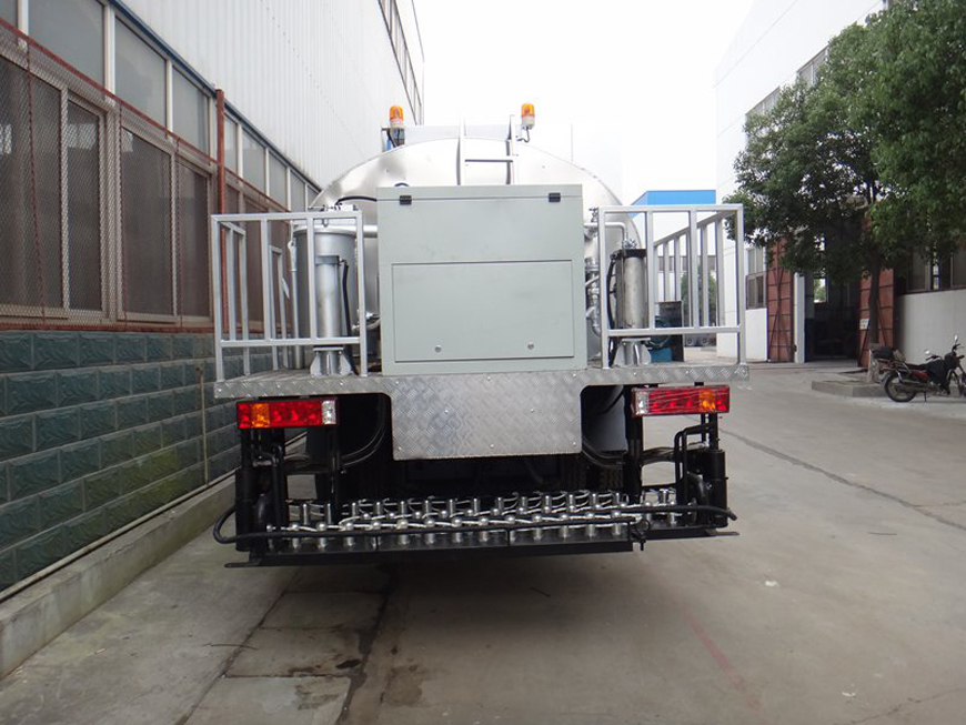 重汽8噸瀝青灑布車(chē)