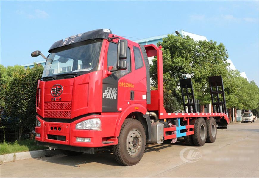 解放J6后雙橋平板運輸車（拖300及以下型號挖機(jī)）